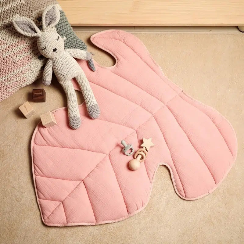 Tapis de sol en coton pour bébé avec un doudou lapin